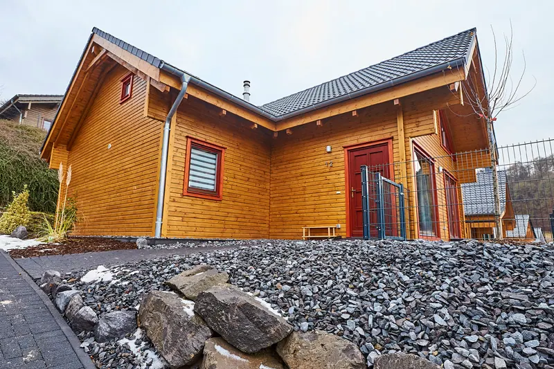 Außenansicht vom Ferienhaus Annika mit Holzfassade und Terrasse