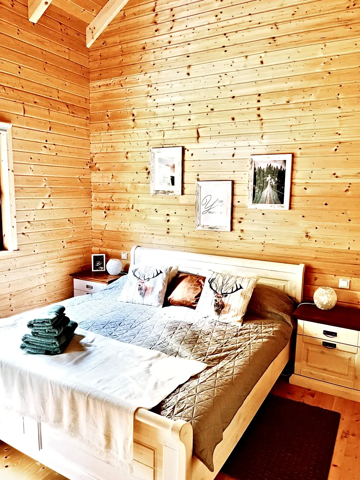Zweites Schlafzimmer im Ferienhaus Annika mit frisch bezogenem Bett und Handtüchern