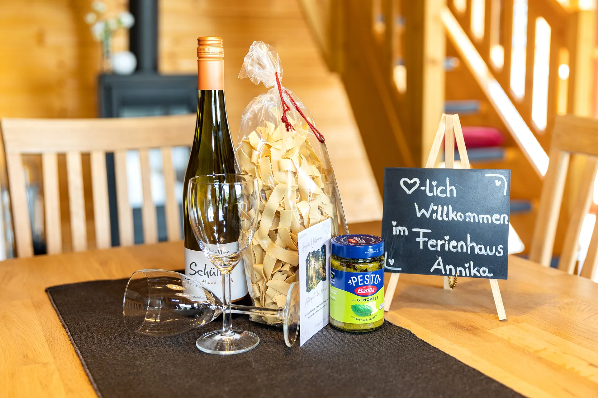 Willkommensgruß im Ferienhaus Annika mit Wein und regionalen Produkten