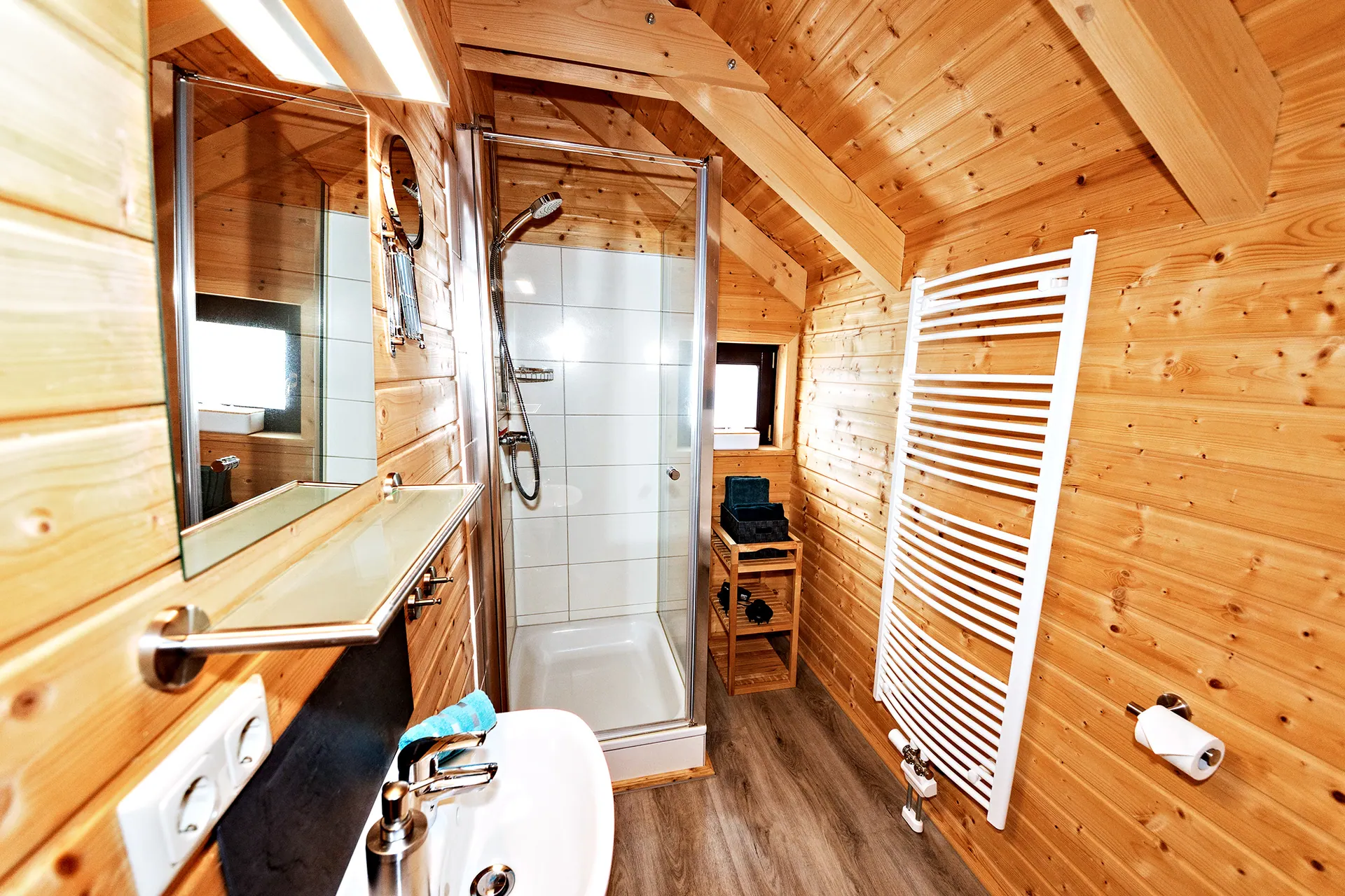 Badezimmer im Obergeschoss mit Dusche und Handtuchheizkörper