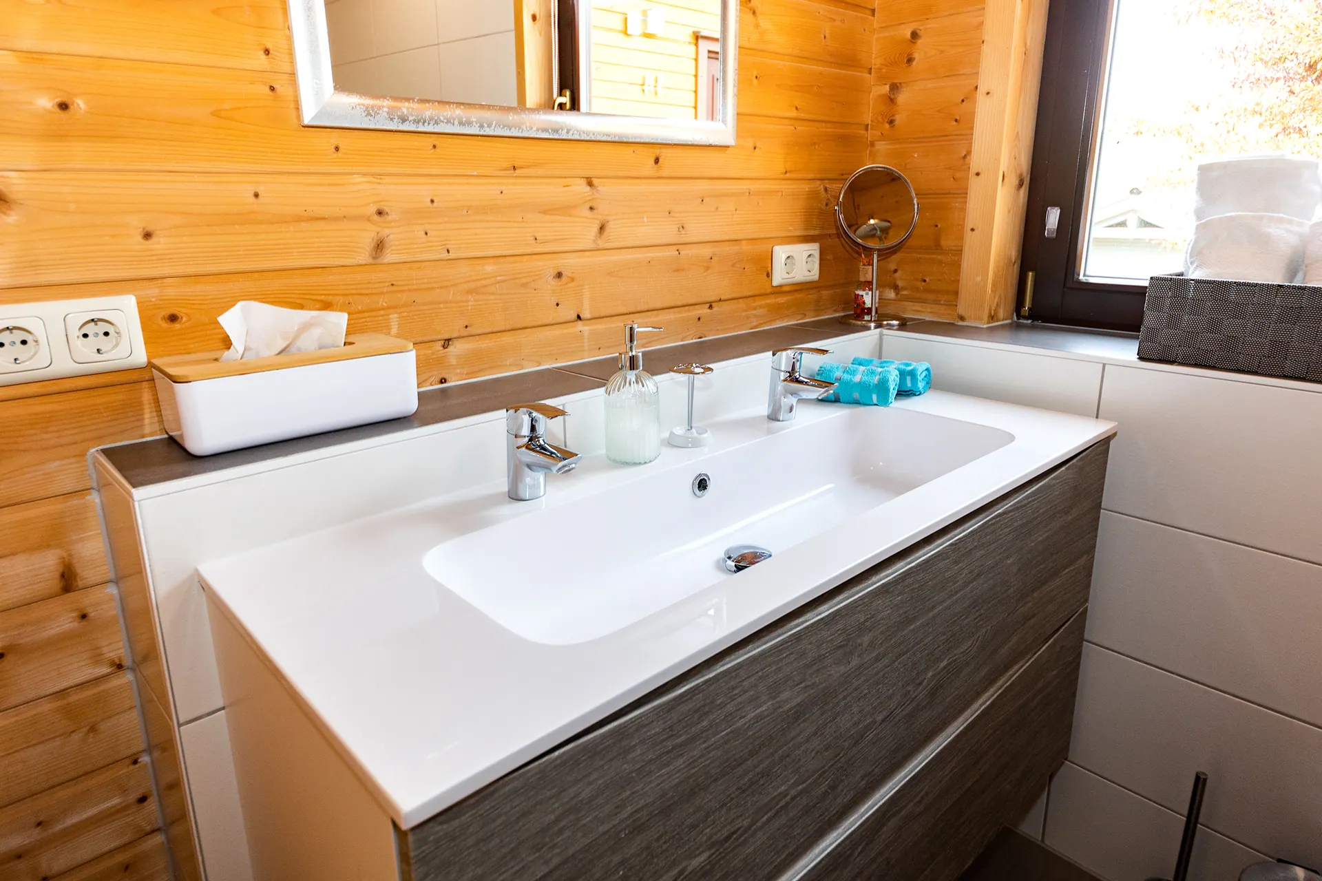 Doppelwaschbecken mit Spiegel im Badezimmer