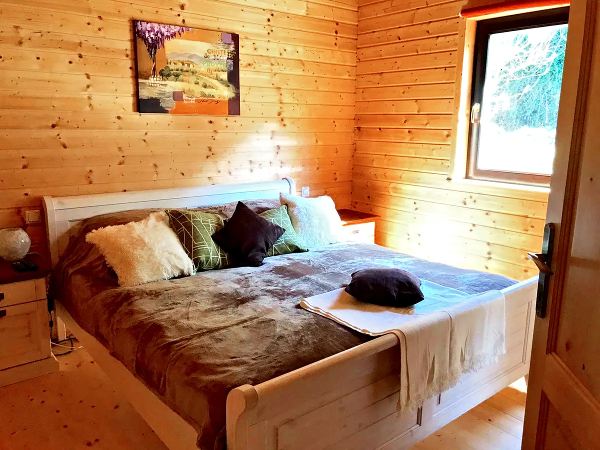 Helles Schlafzimmer mit Doppelbett und Nachttischen
