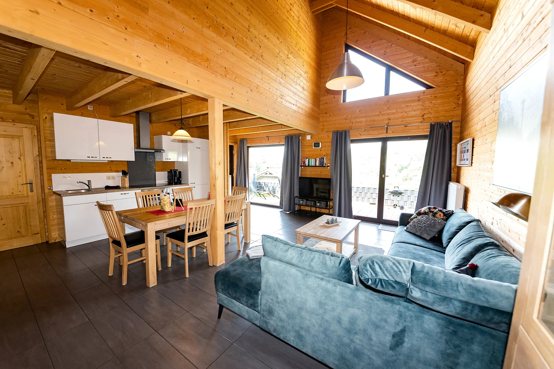 Offener Wohn- und Essbereich mit Sofa, Esstisch und Panoramafenster