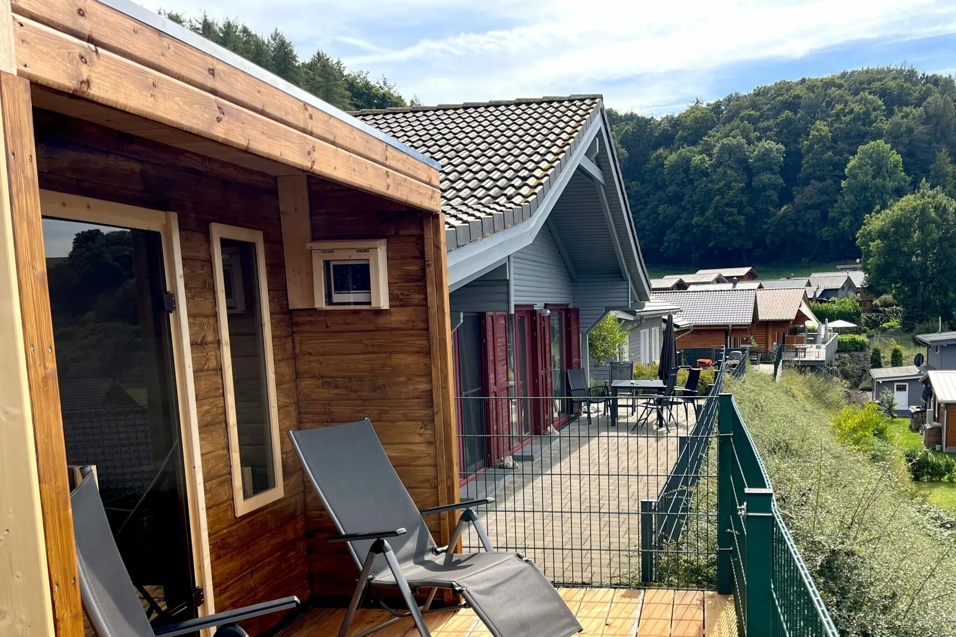 Freistehende Außensauna aus Holz auf der Terrasse am Ferienhaus