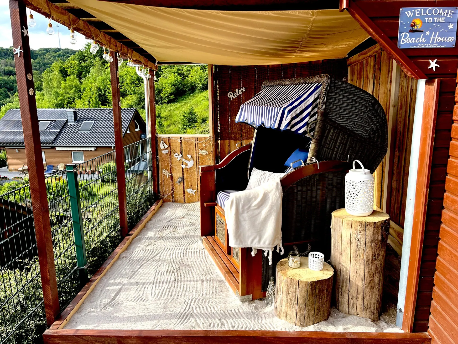 Beach House am Ferienhaus mit zwei Strandkörben und Holzterrasse