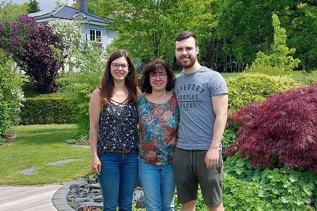 Familie Hahn im Garten, von links: Susanne, Carmen und David Hahn, Ihre Gastgeber am Waldsee Rieden