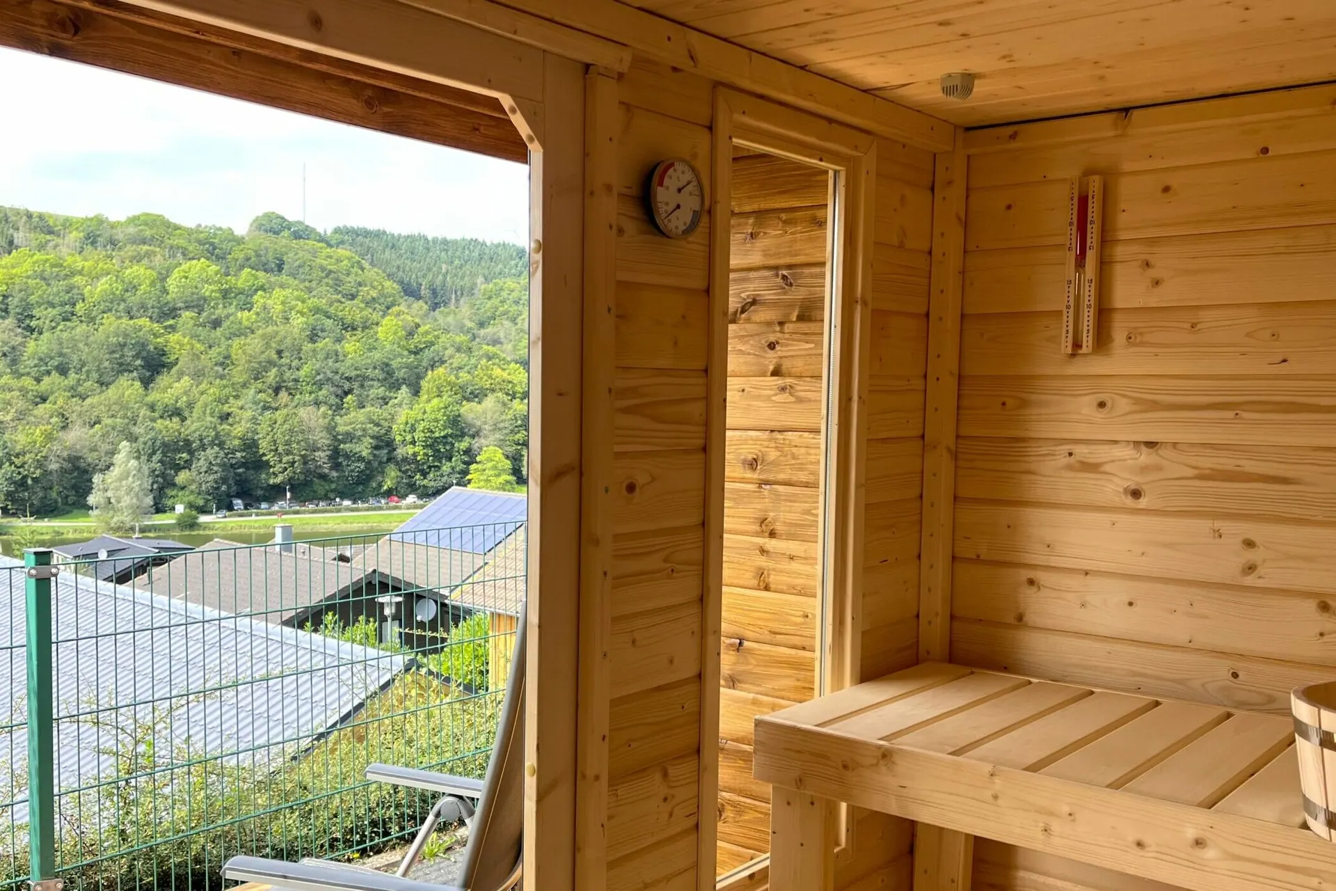 Blick aus der Sauna durch das Panoramafenster ins Grüne