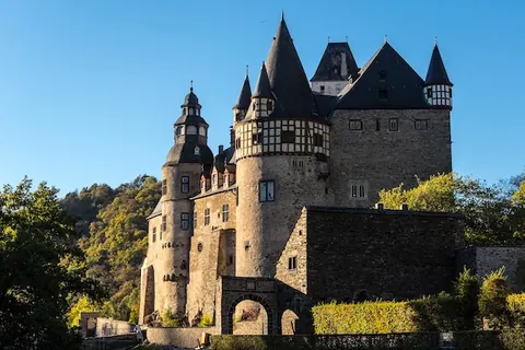 Schloss Bürresheim mit Türmen und Wehrmauer über dem Nettetal