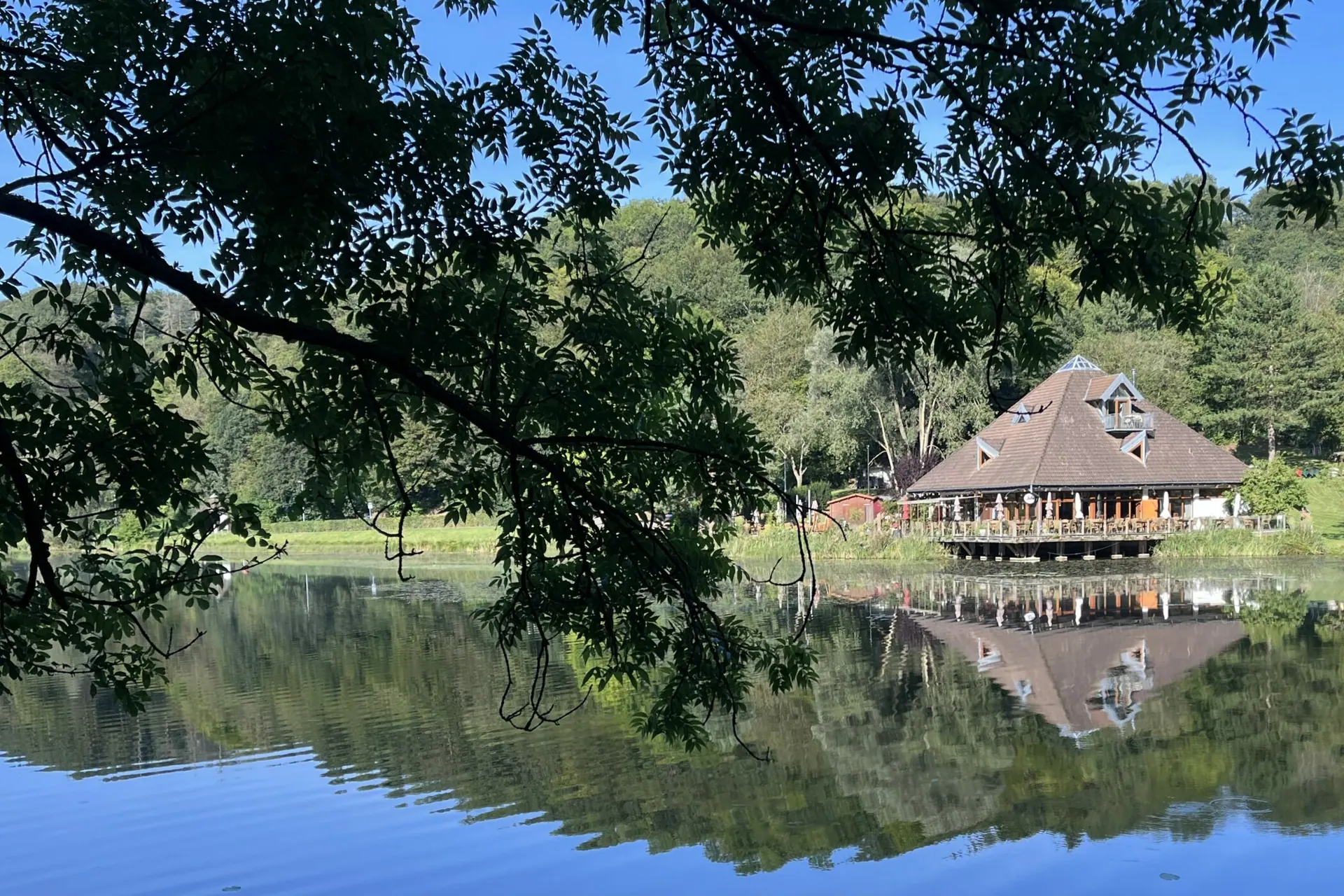 Die Eifeler Seehütte am Ufer des Riedener Waldsees