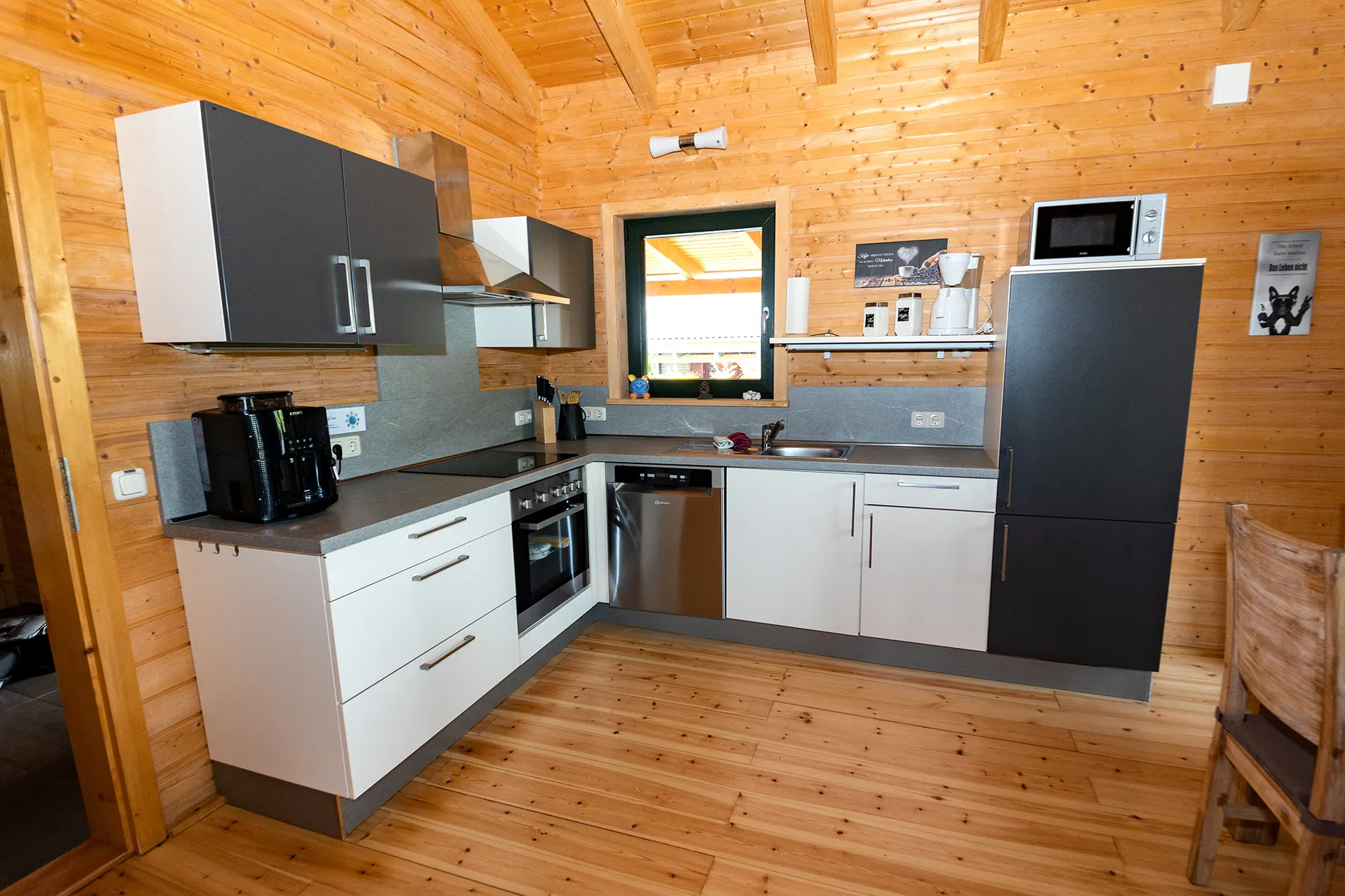Voll ausgestattete Küche im Ferienhaus Susi mit Backofen, Kühlschrank und Spülmaschine