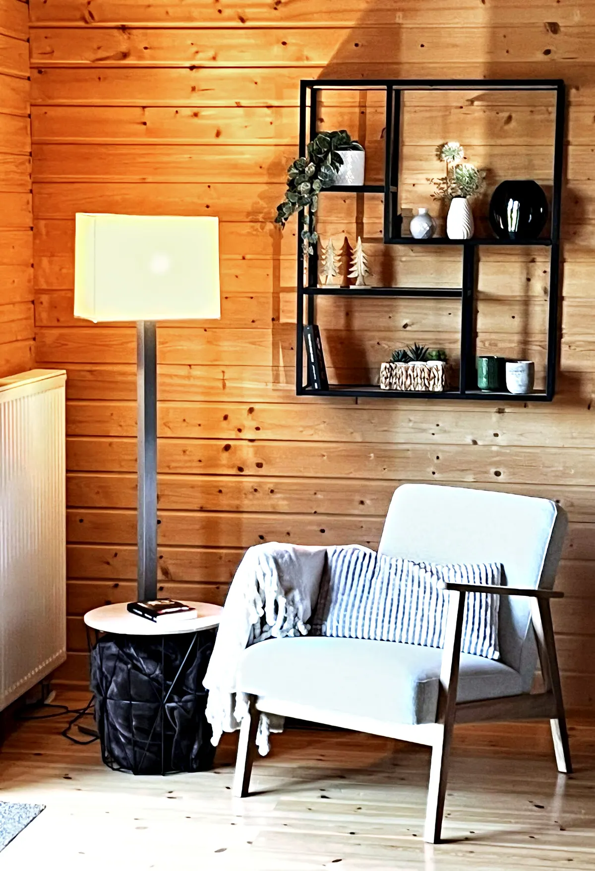 Leseecke mit Sessel, Stehlampe und Wandregal im Ferienhaus Susi