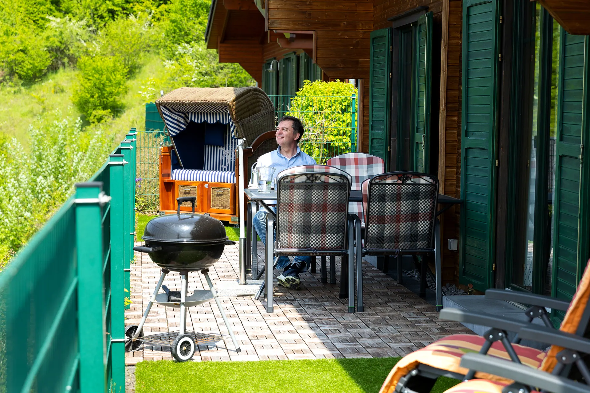 Terrasse vom Ferienhaus Susi mit Gartenmöbeln, Kugelgrill und Strandkorb