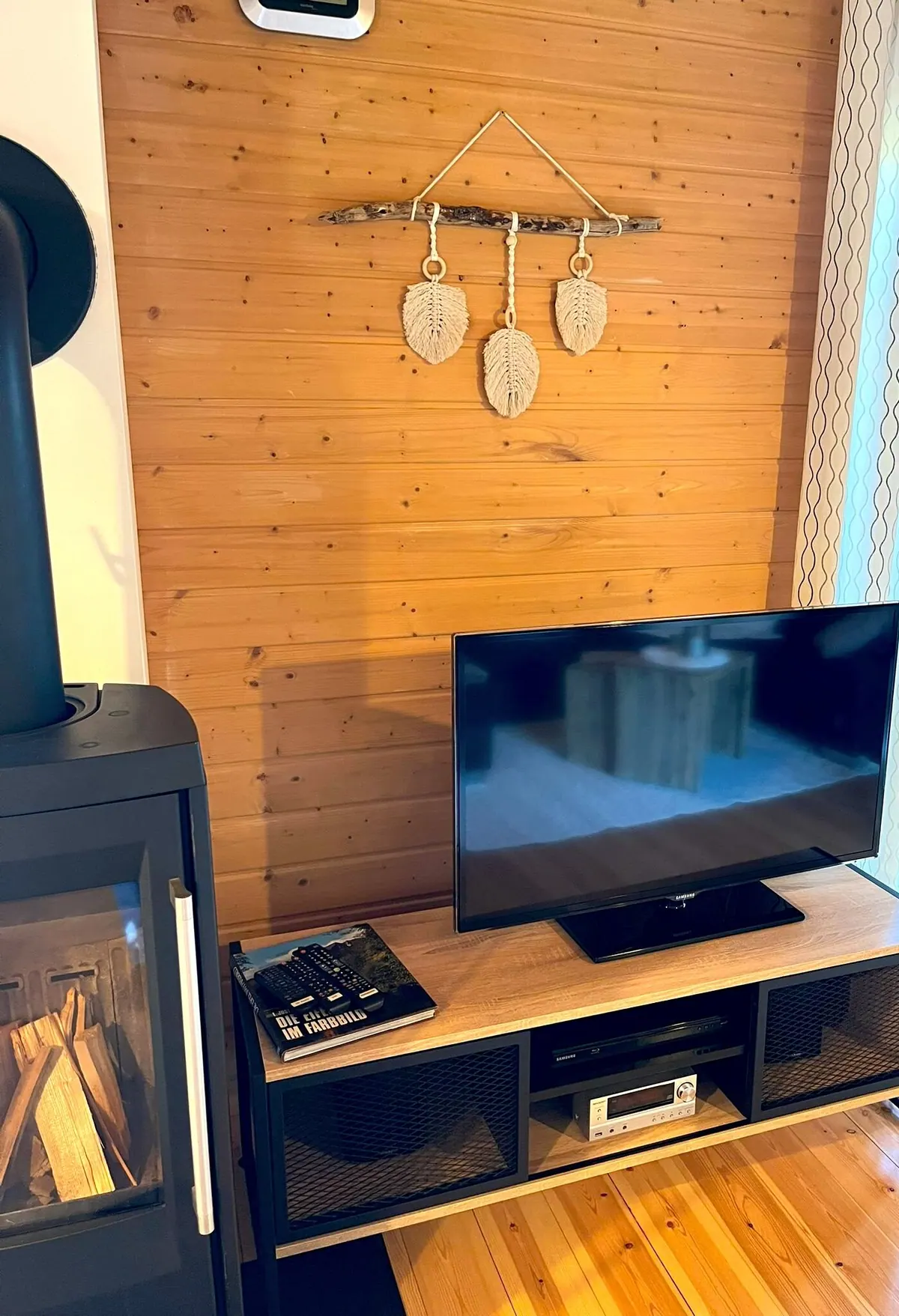 Flachbildfernseher und Kaminofen im Wohnbereich vom Ferienhaus Susi