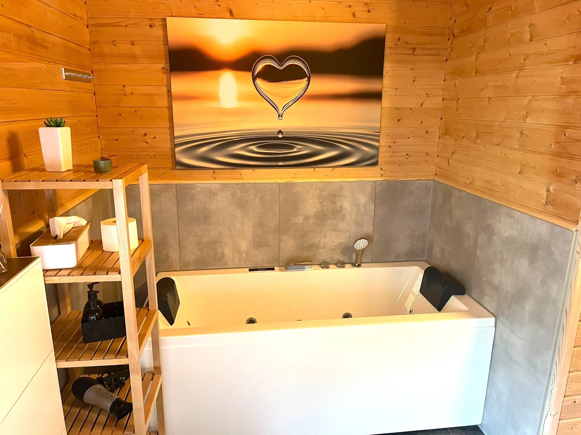 Luxus-Whirlpool für zwei Personen im Badezimmer vom Ferienhaus Susi