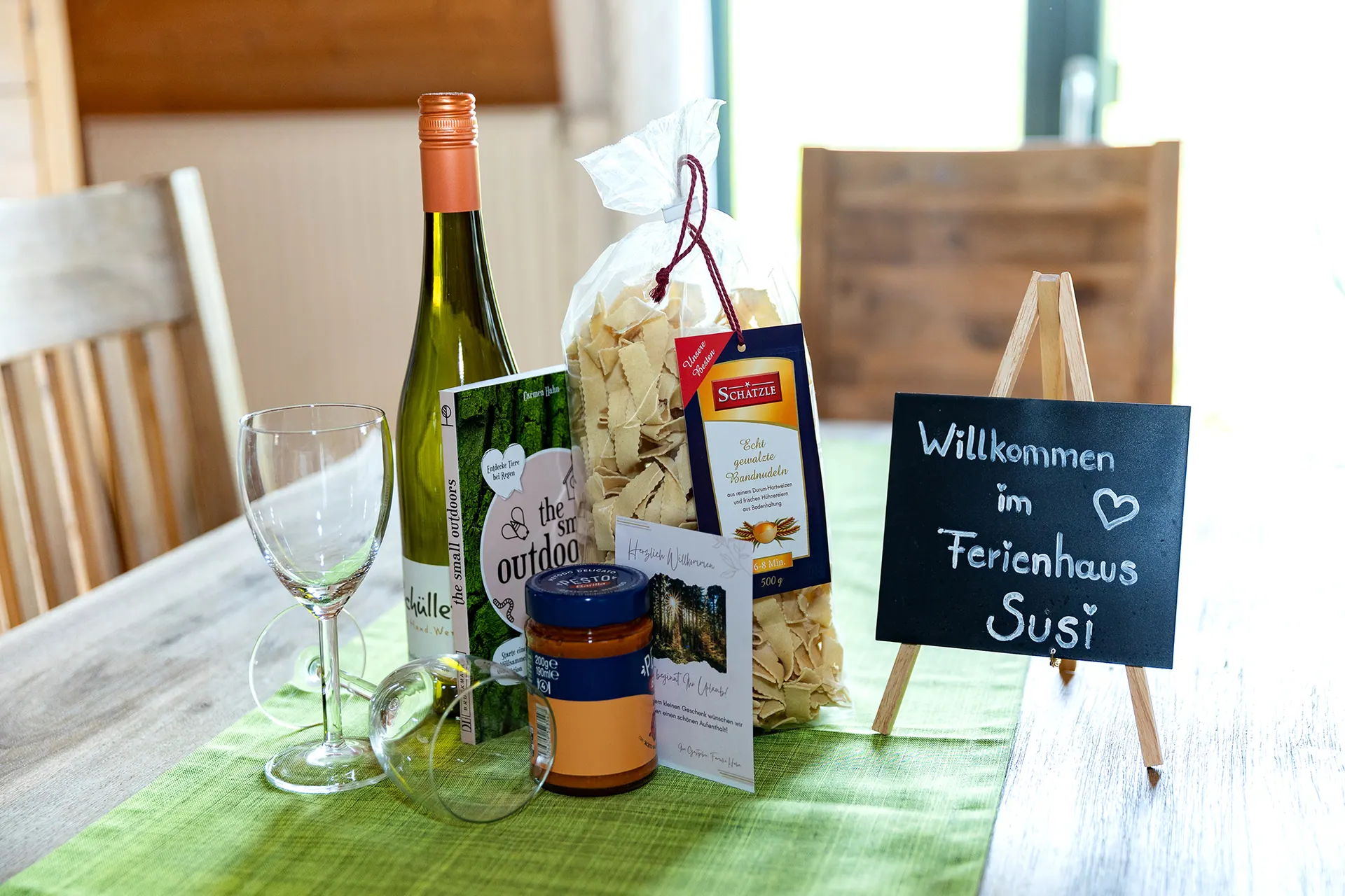 Willkommensgruß im Ferienhaus Susi mit Wein, regionalen Spezialitäten und handgeschriebener Tafel