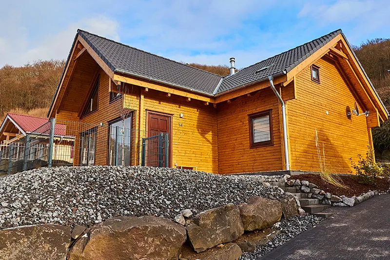 Frontansicht vom Ferienhaus Tommy mit Holzfassade und Satteldach
