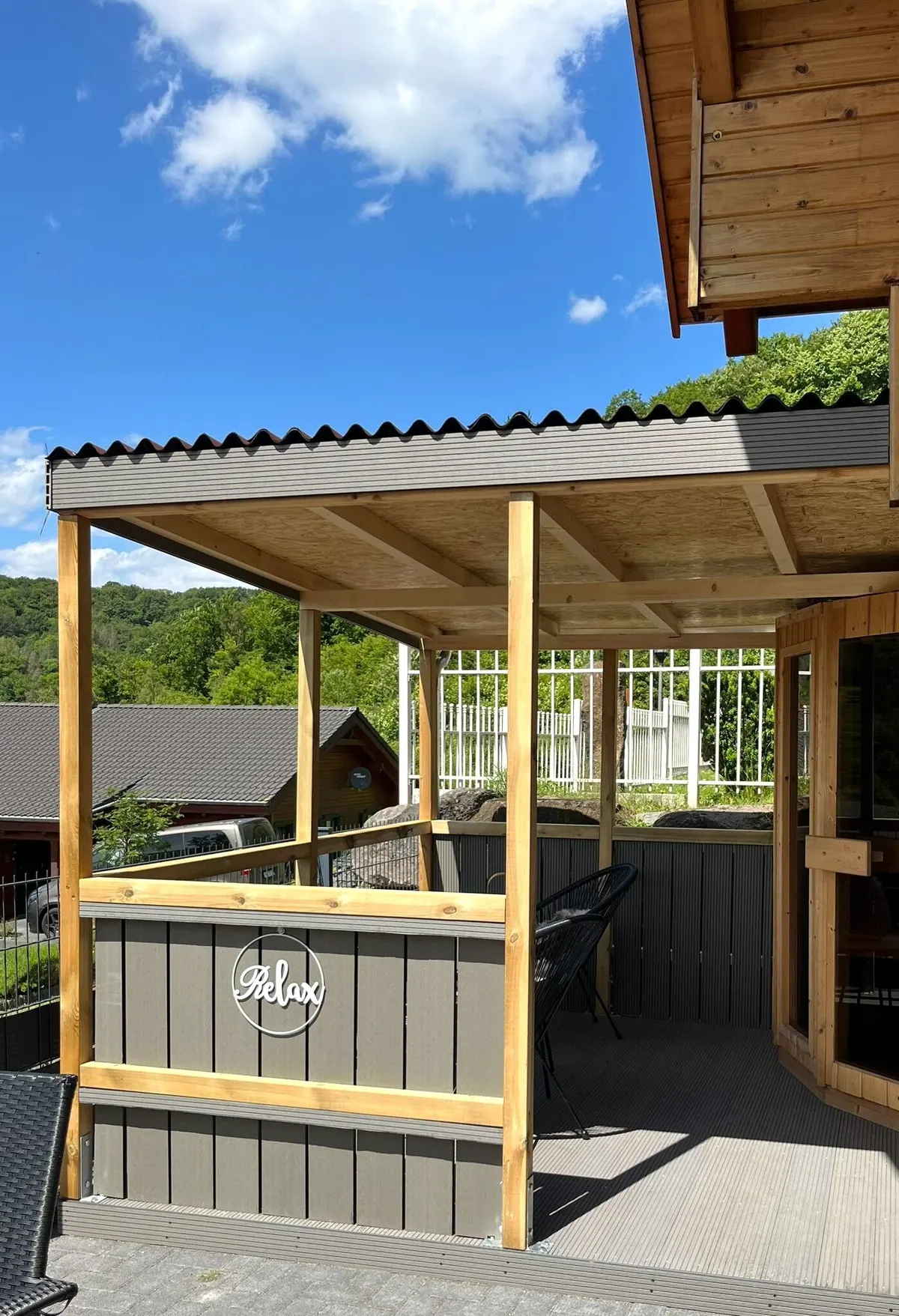 Überdachte Terrasse mit Loungeecke und Zugang zur Sauna am Ferienhaus Tommy