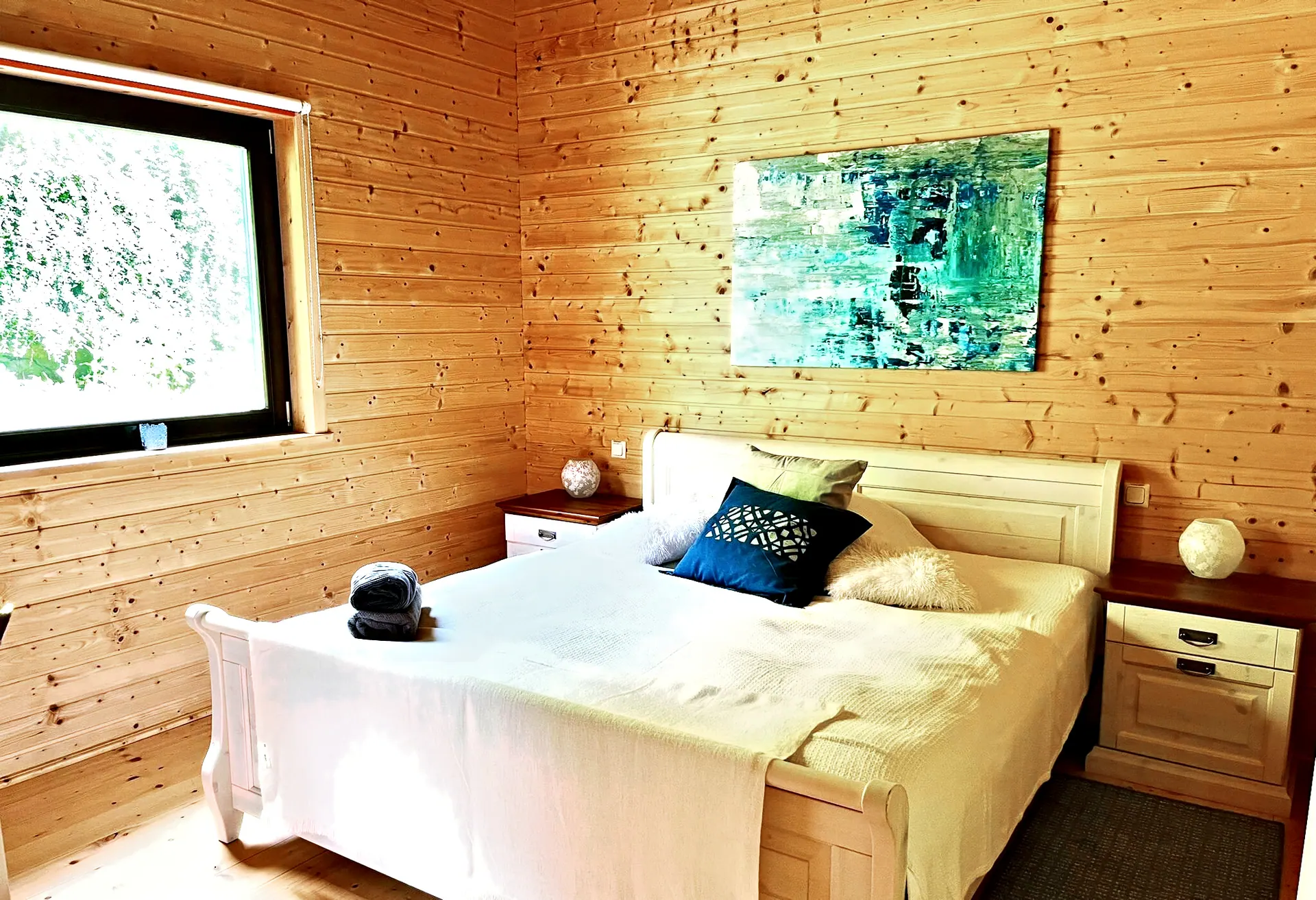 Schlafzimmer im Ferienhaus Tommy mit Doppelbett und Wandbild