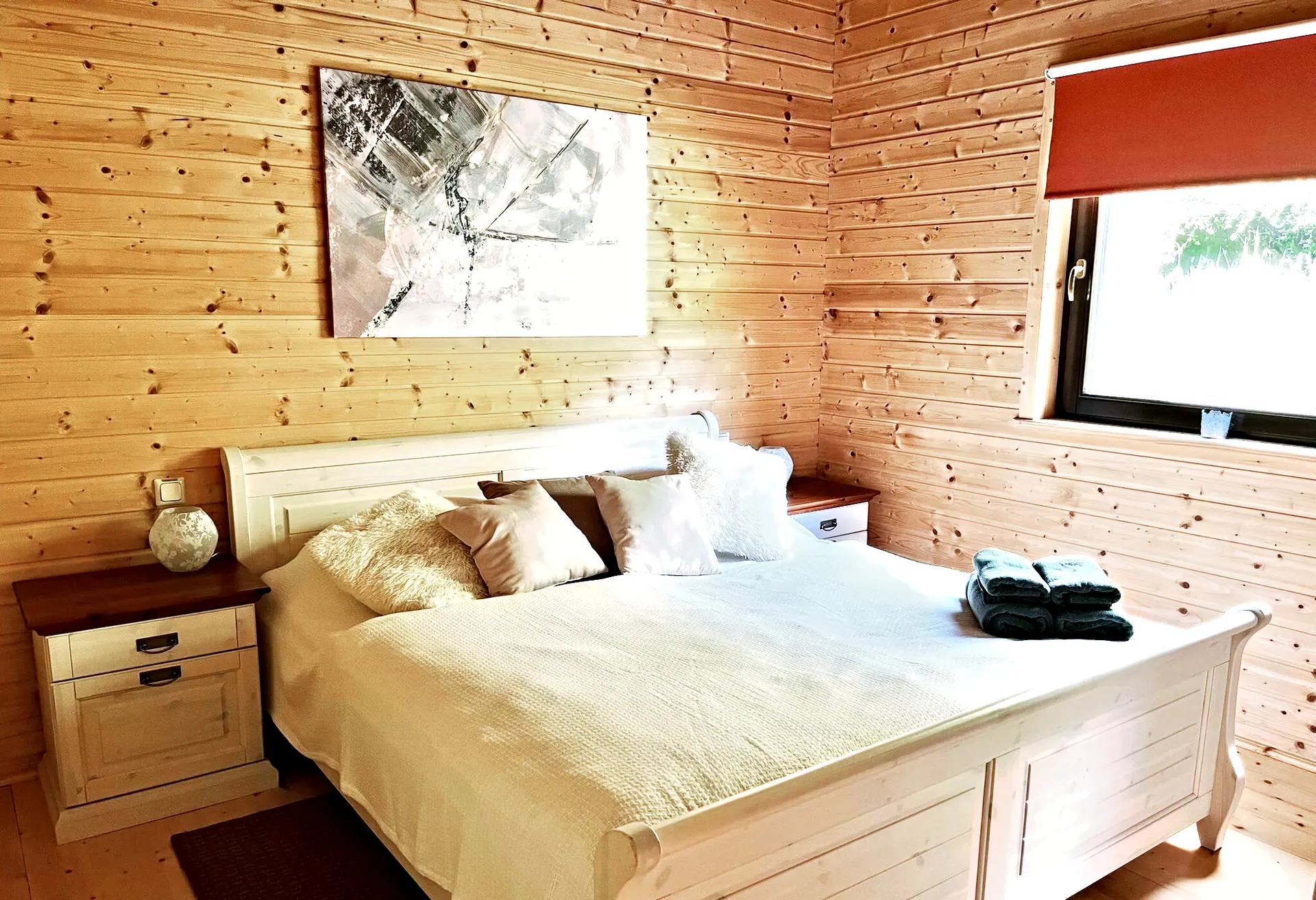 Weiteres Schlafzimmer im Ferienhaus Tommy mit bezogenem Doppelbett