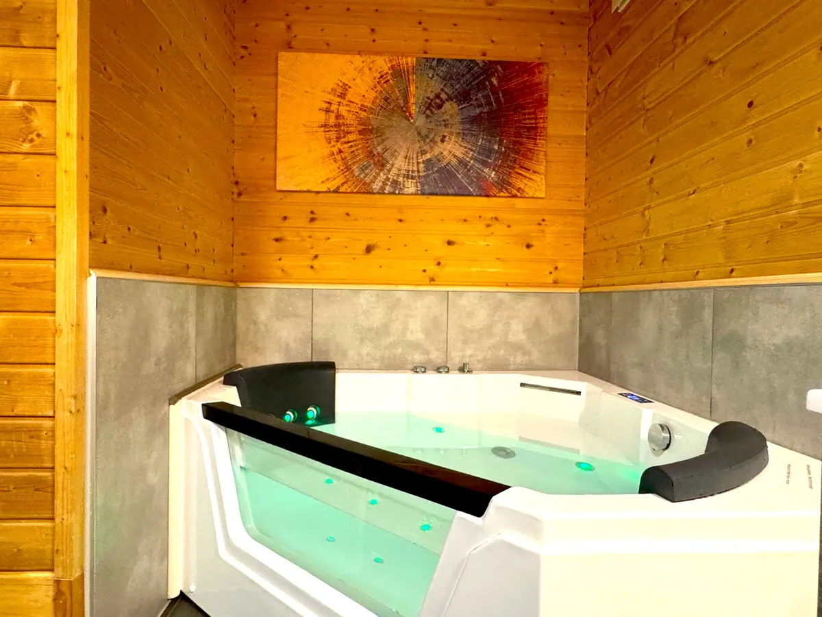 Beleuchteter Luxus-Whirlpool im Badezimmer vom Ferienhaus Tommy