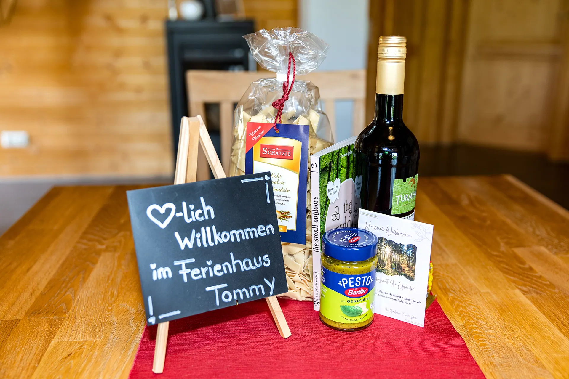 Willkommensgruß im Ferienhaus Tommy mit Wein, Pesto und handgeschriebener Tafel