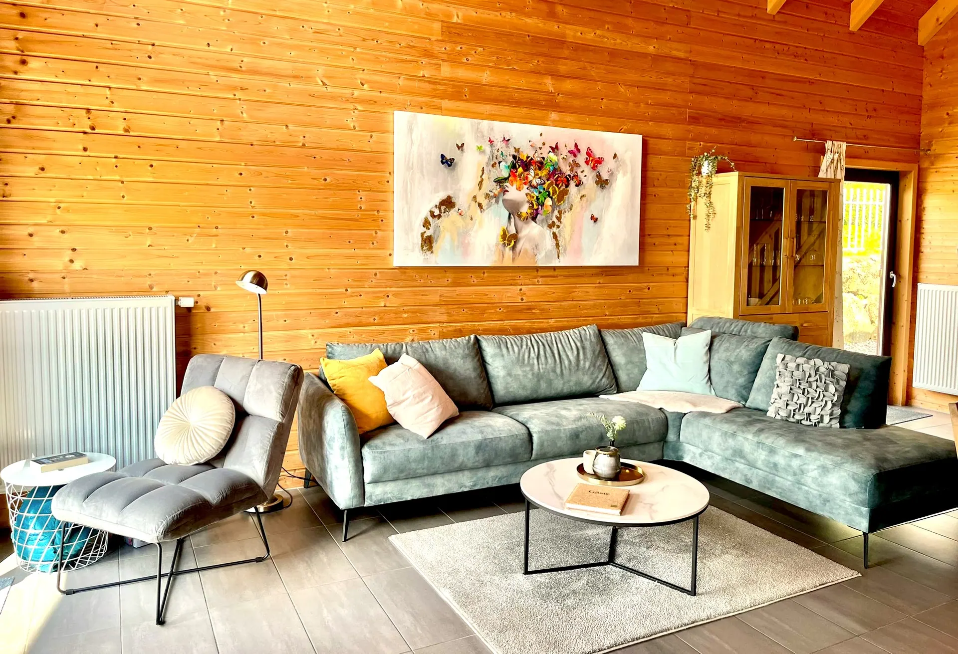 Wohnzimmer im Ferienhaus Tommy mit mintgrünem Sofa und Couchtisch