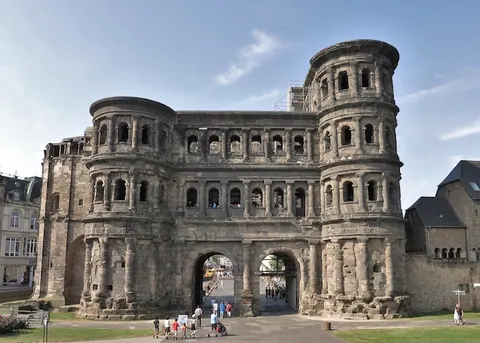 Die Porta Nigra in Trier, das römische Stadttor aus dunklem Sandstein