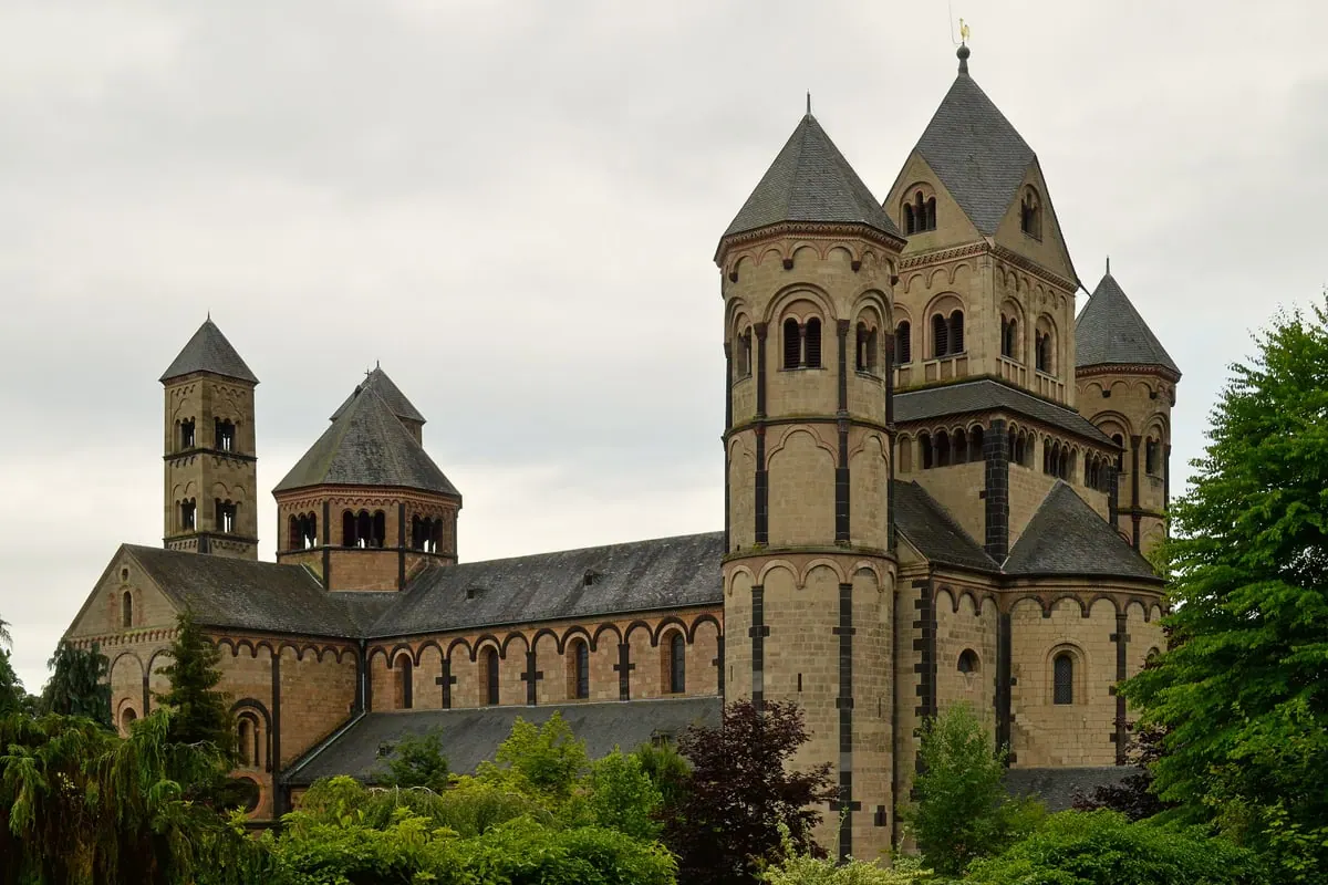 Die romanische Abteikirche Maria Laach von Norden mit ihren sechs Türmen