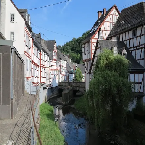 Monreal: Eifelort mit märchenhaftem, historischem Ortskern in der Eifel