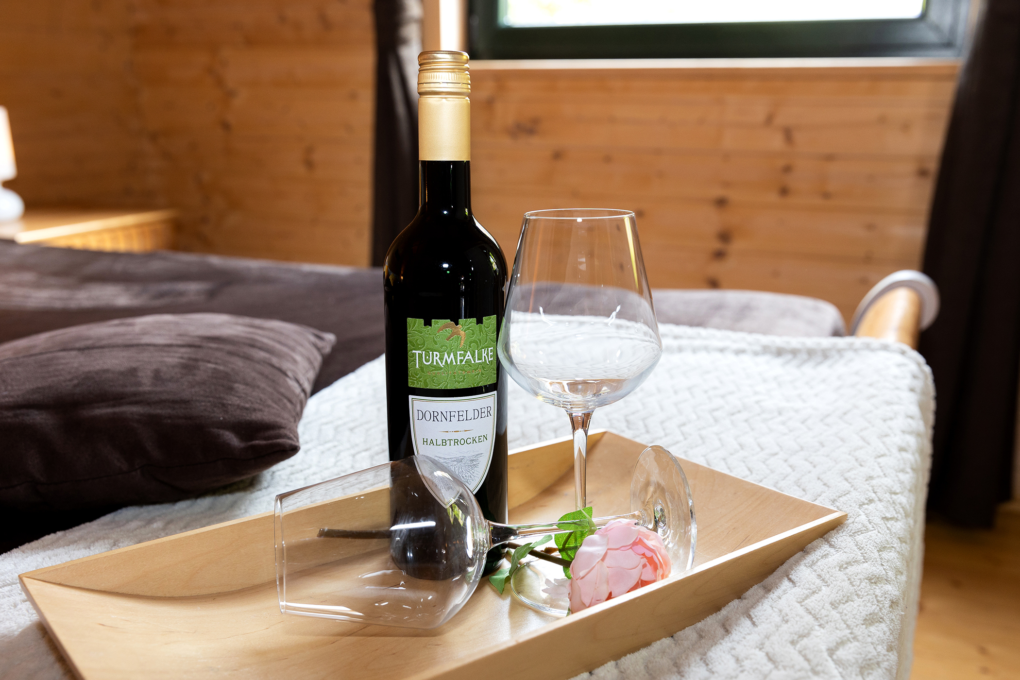S-027-045-23-Bett-Wein-Nah