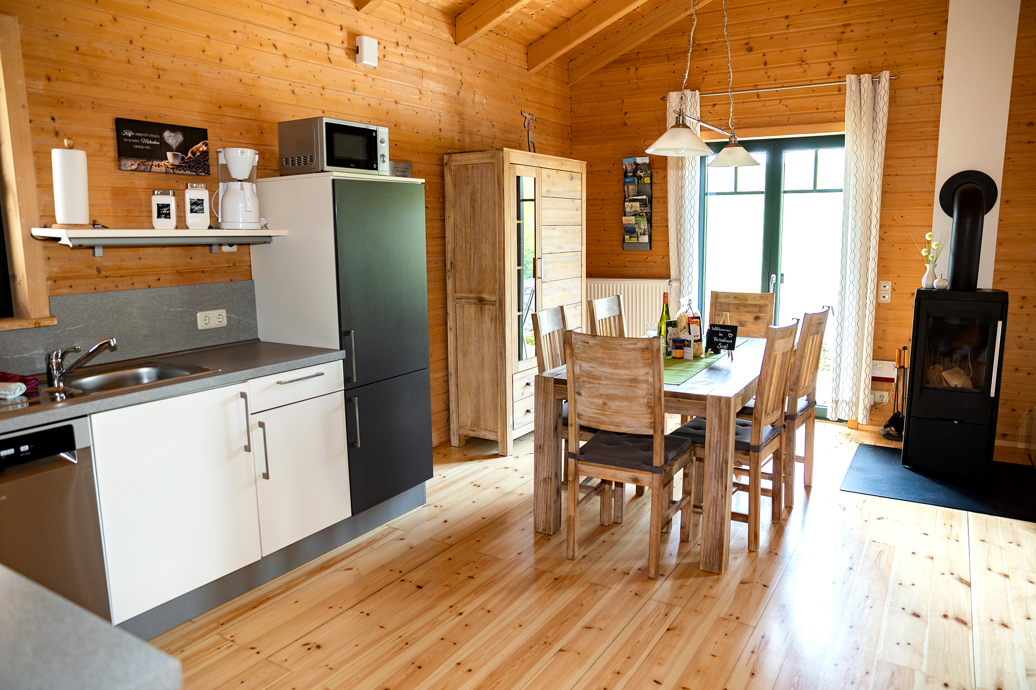 S-027-060-23-Kueche-Esszimmer-Ofen-Susi